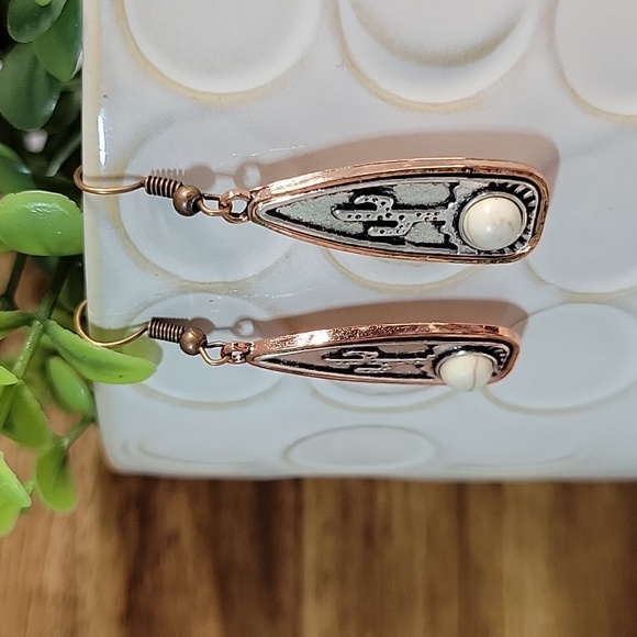 Ariat Jewelry - 🔥LAST PAIR🔥 Cactus Howlite Drop Earrings